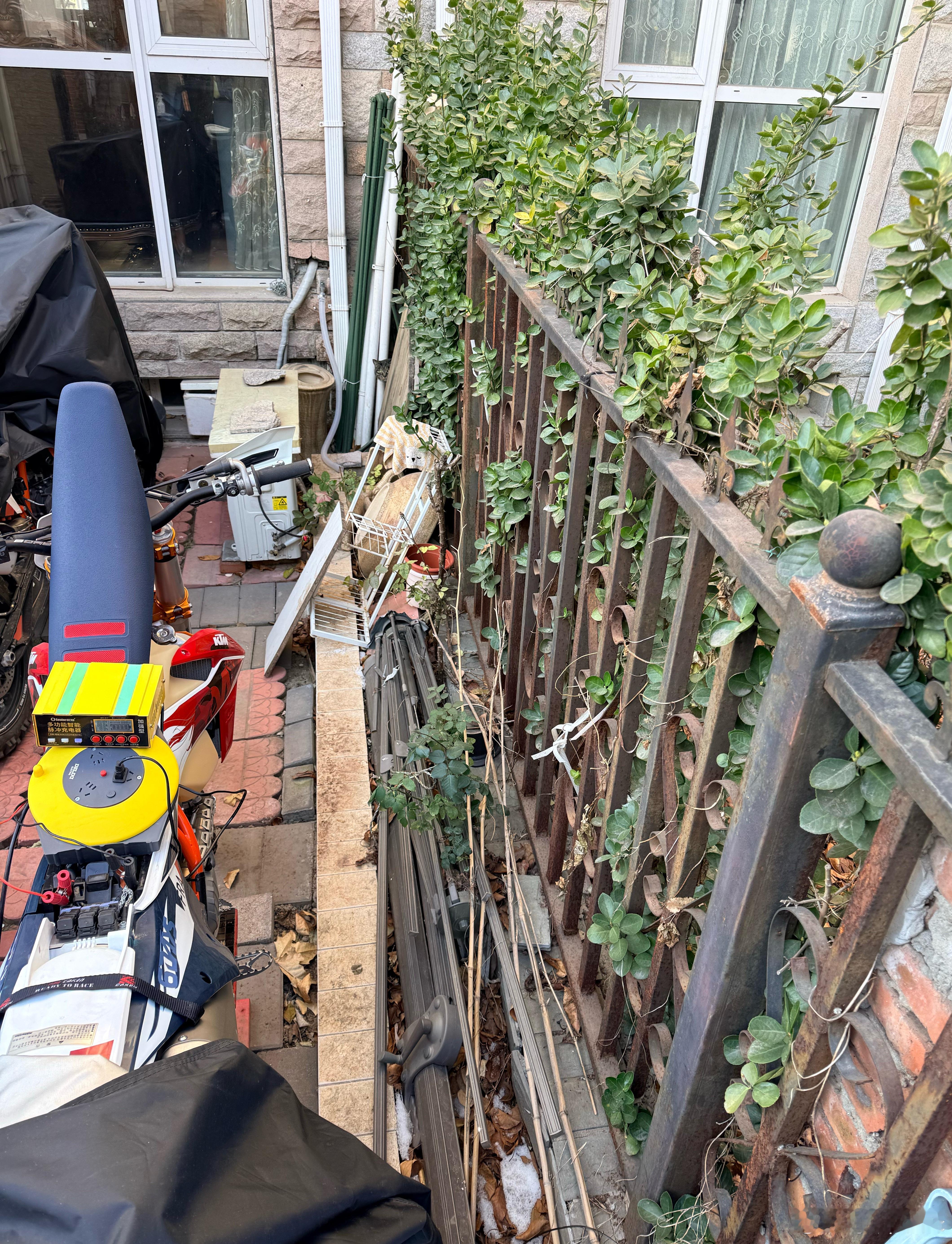 发现摩托底护板上有点类似机油残余，擦到纸上一闻，非常的骚，凶手竟然还在案发现场…