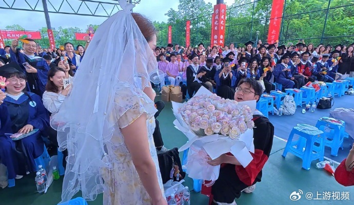 【#重庆医学博士毕业典礼求婚#】#医学博士毕业典礼求婚相恋7年女友#6月18日，