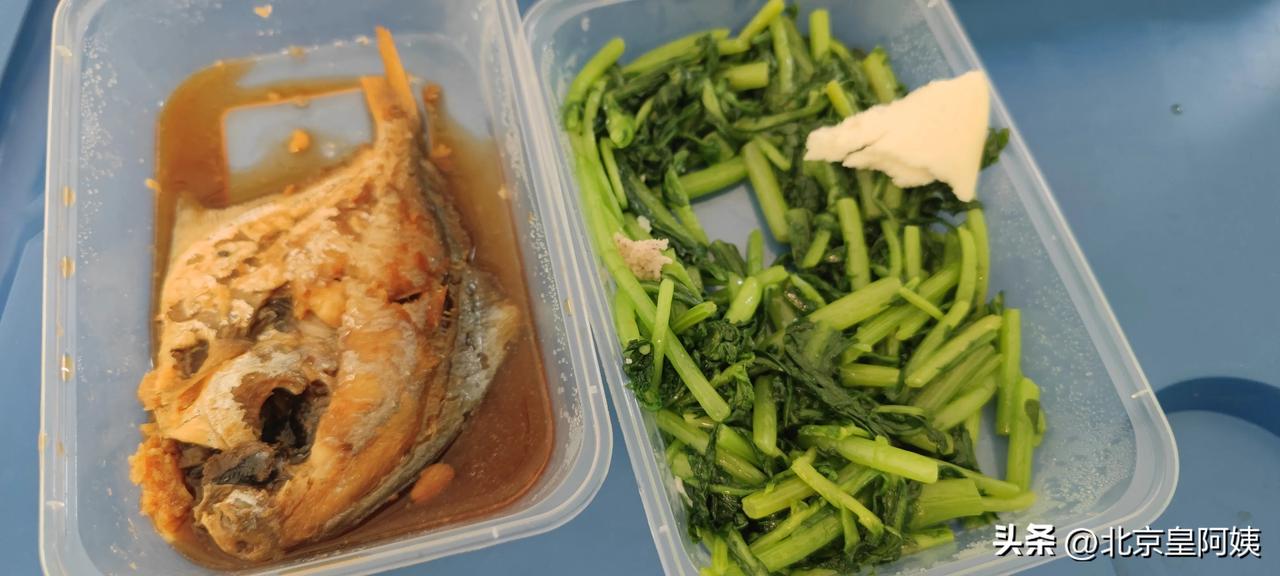 晒图笔记大赛在医院订的午餐不错吧？两条平鱼，一个炒蒿子秆，一个花卷共计13.5元