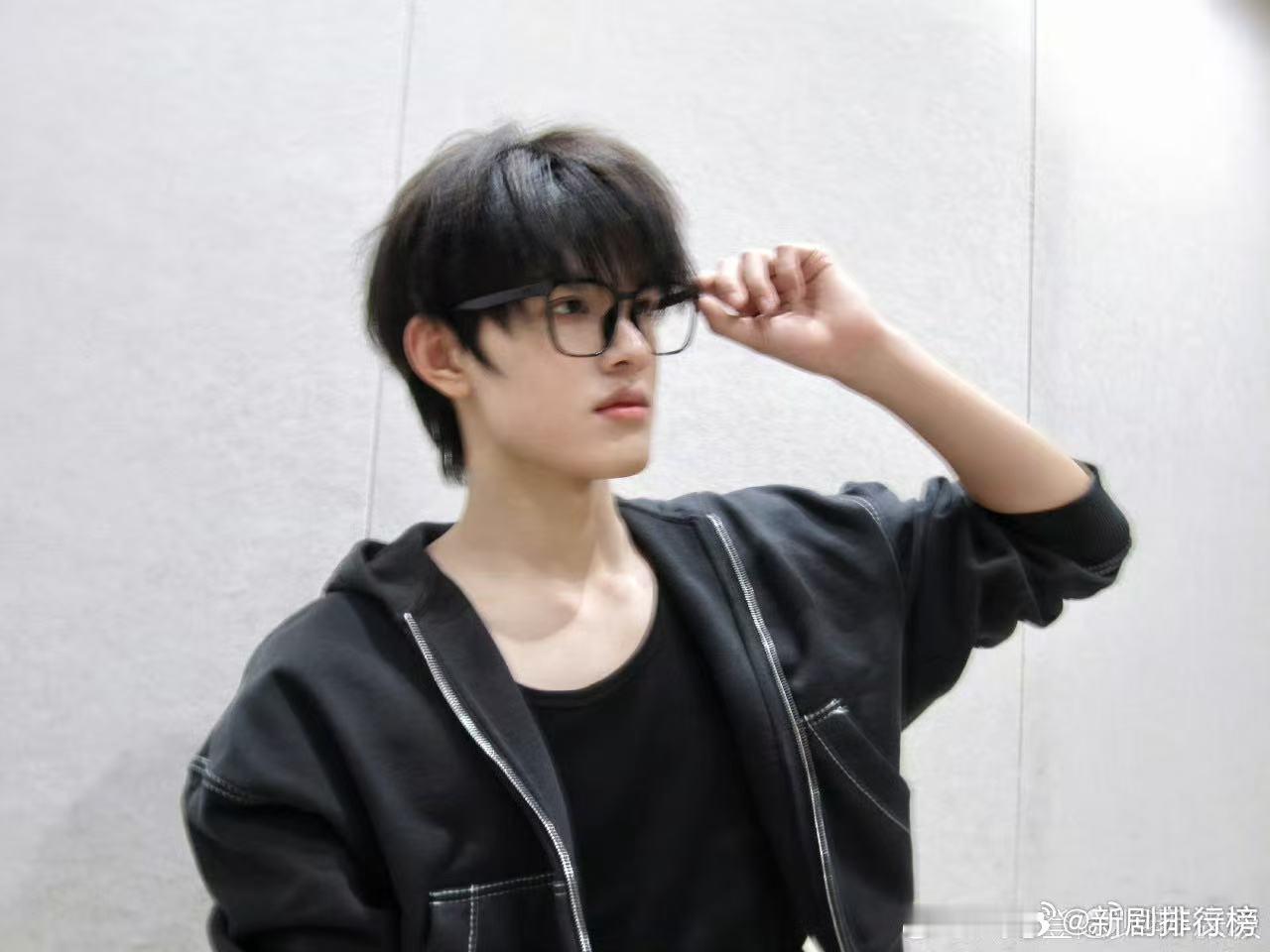 张极一进厨房自动散发人夫感 张极一进厨房，整个气场都变了！他从可爱的小狗变成了成