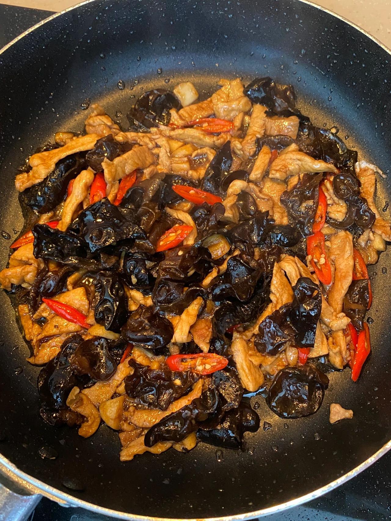 好吃到爆的木耳炒肉，米饭至少两碗起！！
做这道菜记得多煮点米饭！！真的宇宙无敌终