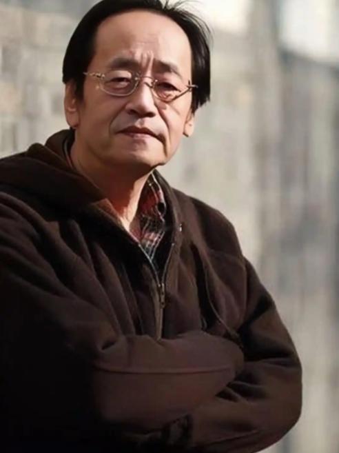 中医鬼才倪海厦曾说：“假如你有钱，就去买好看的衣服穿，买好的车子开，但是吃要尽量