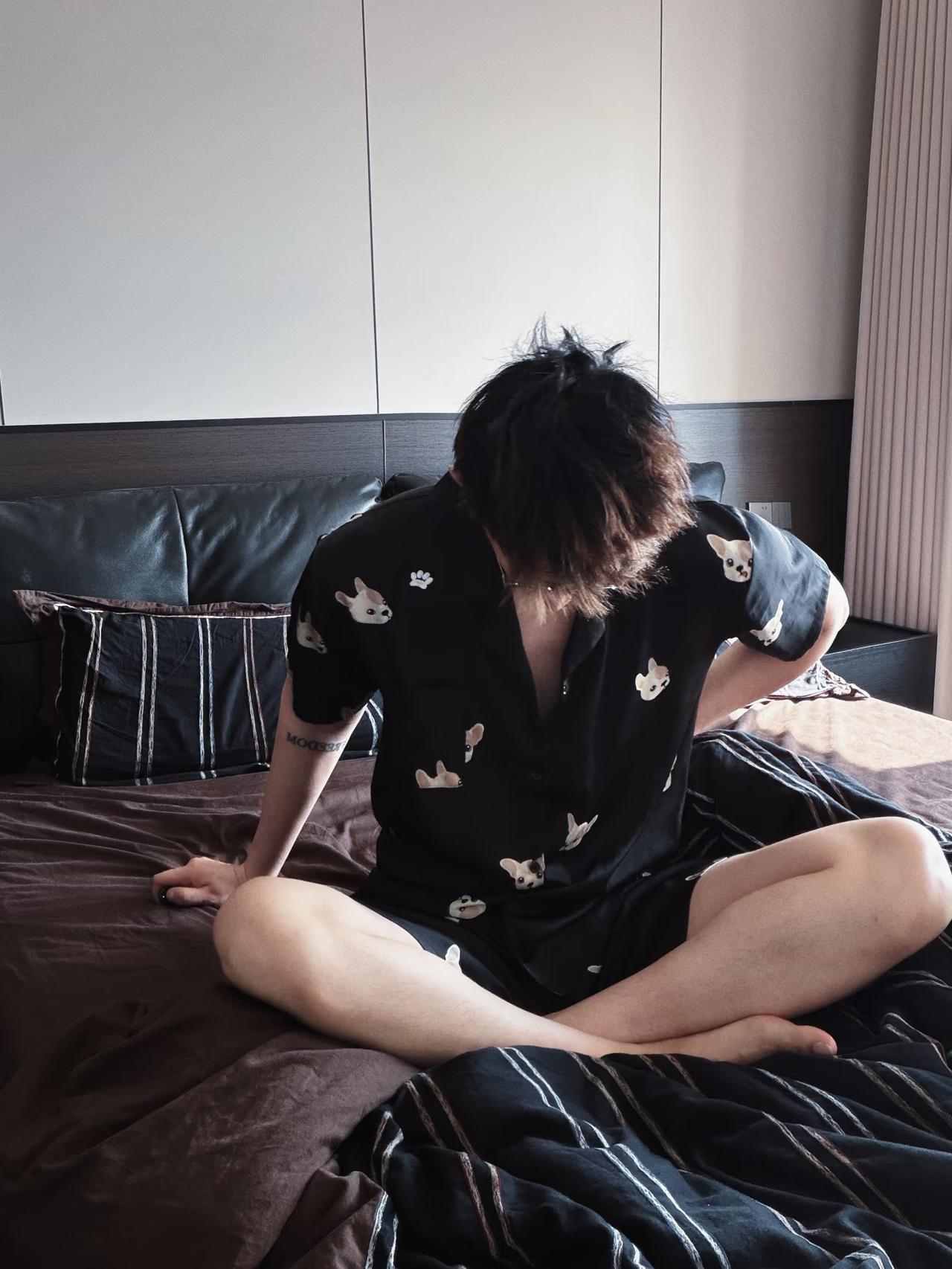 你哪里热吗，在家怎么穿衣服啊
