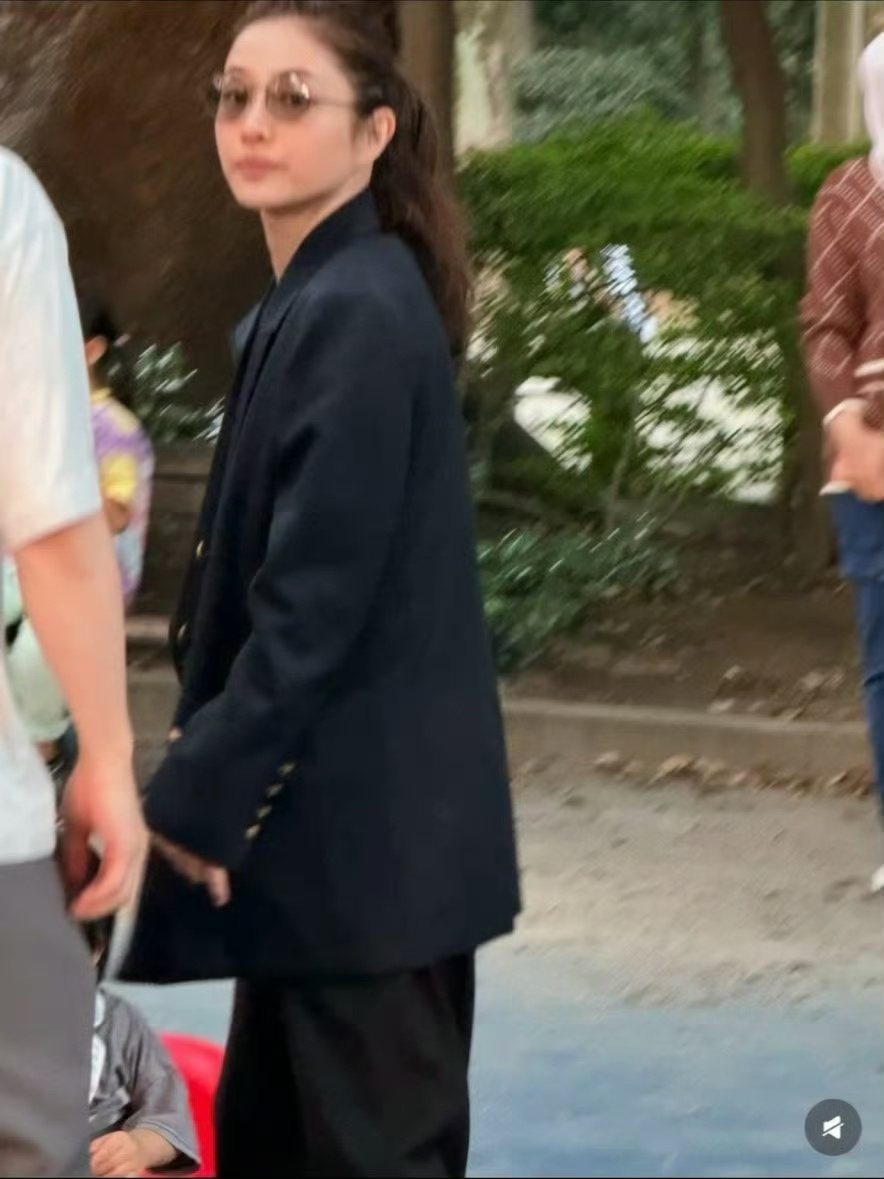 石原里美公园溜娃石原里美二胎这么大了 石原里美公园溜娃，二胎一岁多了，状态真好 