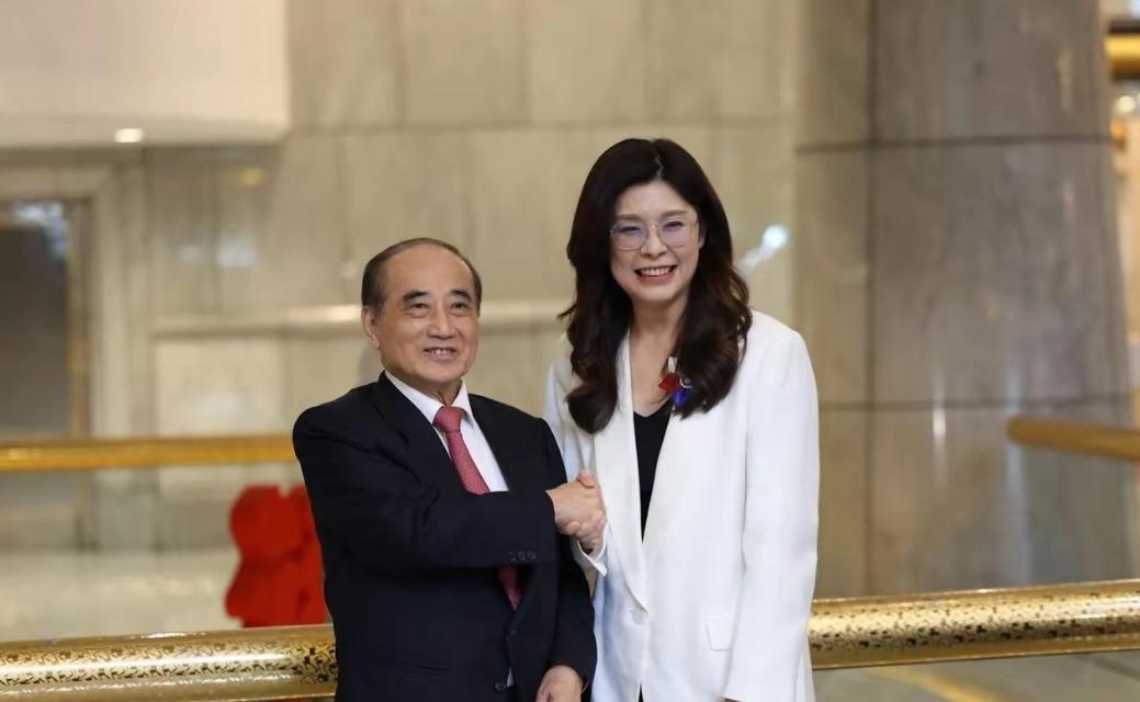 访陆返台第三天，国民党主席郑丽文今天（15日）上午率领副主席李乾龙、智库副董事长