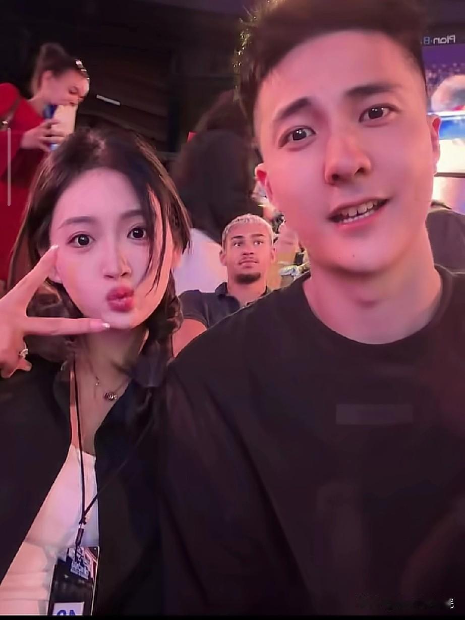 朱松玮女朋友也这么好看，两人真是郎才女貌！

朱松玮最近也是度假时间，和女朋友到