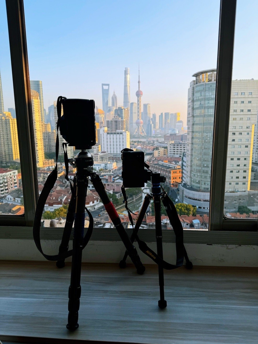 已经就位，双机开拍，等落日光线与景观灯亮起。 