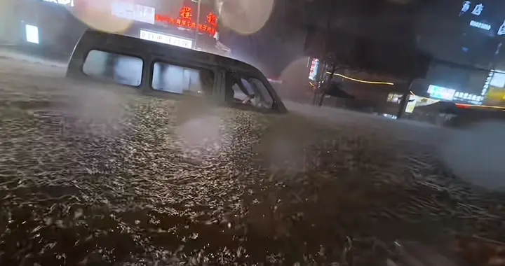 贵州暴雨一面包车司机被困积水中，水位到胸口，漫过方向盘，交警和大学生涉水救援