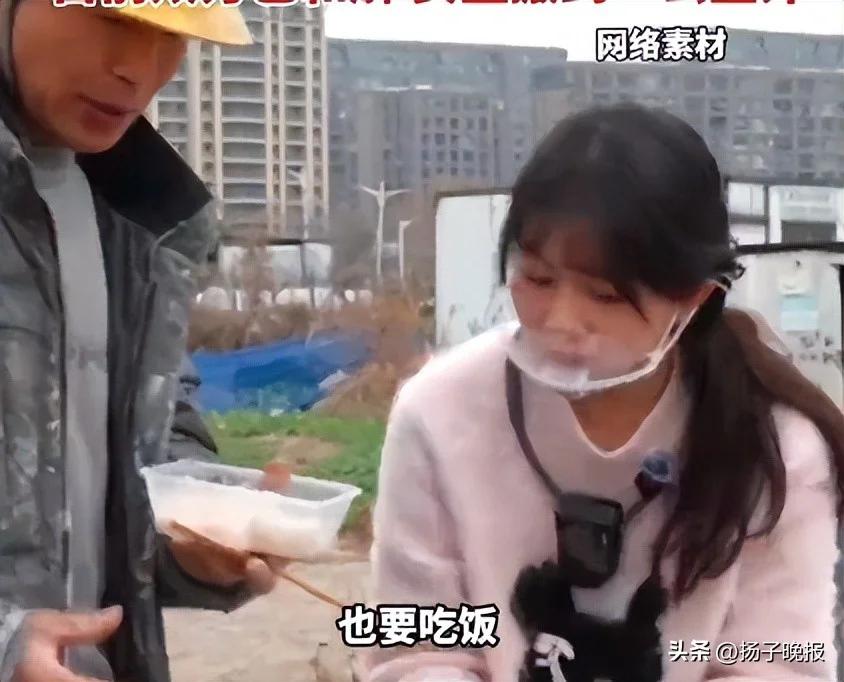 浙江杭州。
女孩在工地卖10元卤肉饭。食堂承包人前来驱赶。说我们承包食堂投资了几