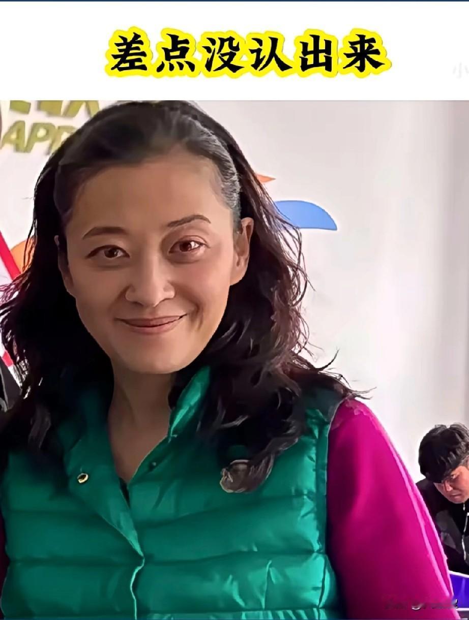 这是什么情况啊，梅婷居然像60岁大妈了。
内蒙古拍戏的梅婷，不知道她这是戏里的角