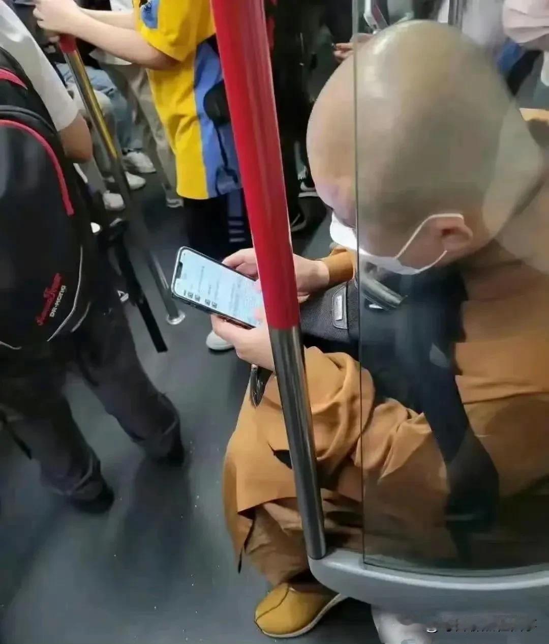 一位貌似得道高僧的人乘坐地铁时用某款手机APP和某位女信徒亲密的聊天，结果因为字