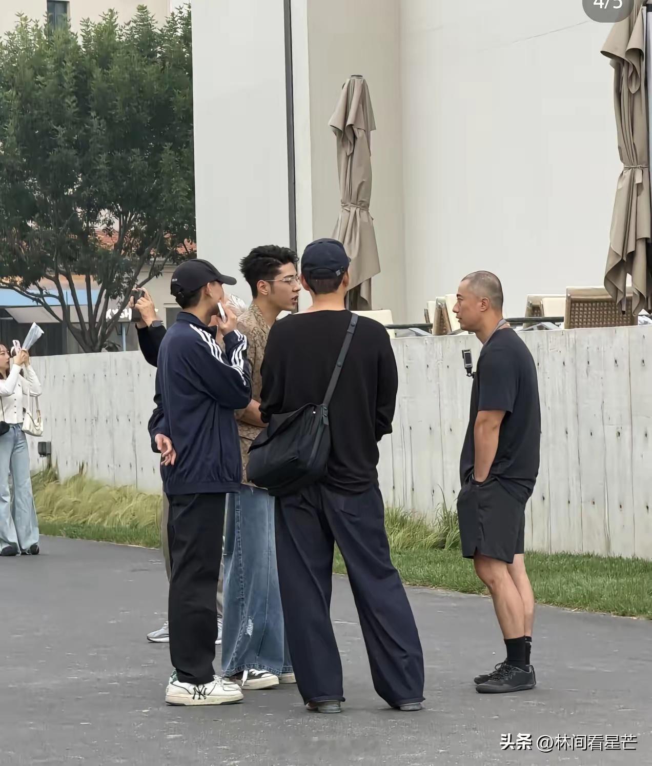 郭涛的儿子真是有团队跟着，之前在云南，就奇怪为什么有人能认出来，还刚好帮老人剥豆