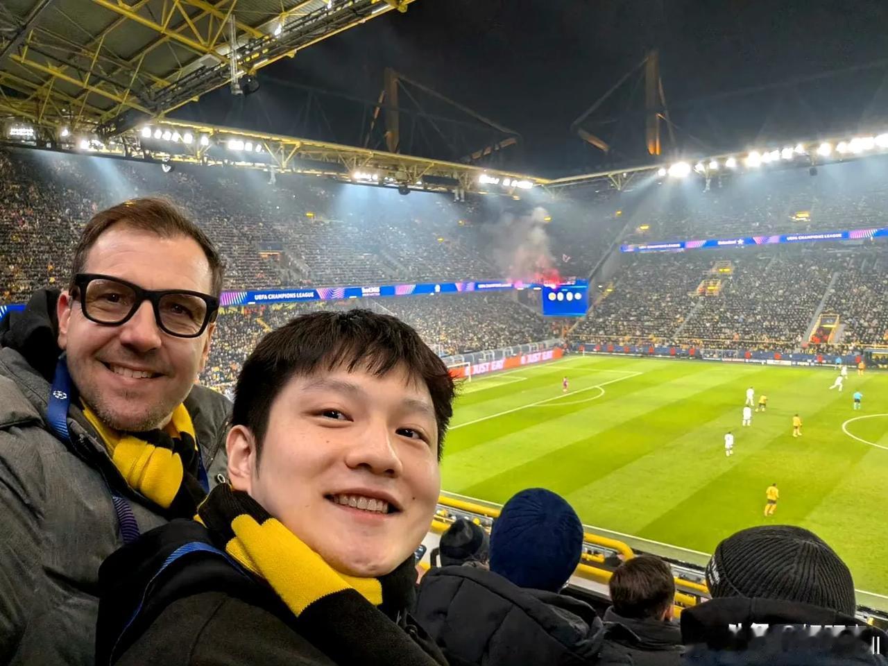 樊振东到多特蒙德看足球，还有后续！
今天，波尔晒出他与樊振东一起踢足球的照片，照