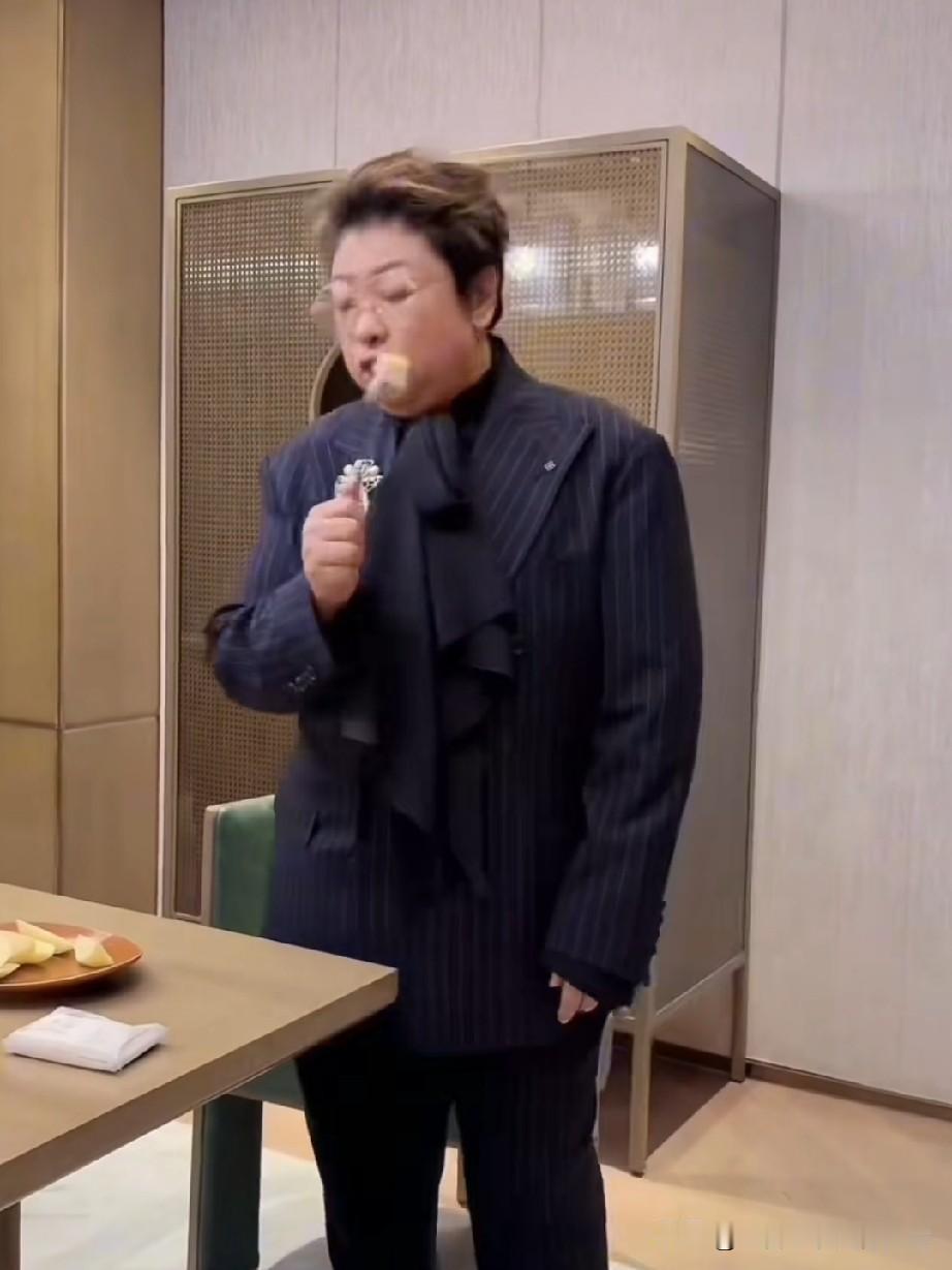 韩红穿这套衣服挺帅的，感觉比平时瘦了些。她提到在西安吃羊泡馍时，连细细掰饼子的时