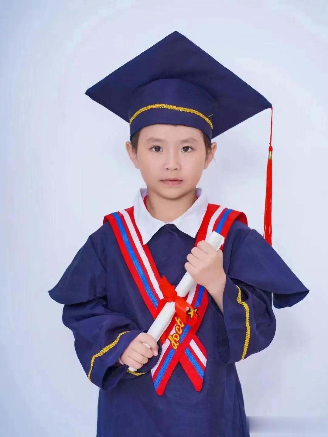 6岁的外甥女即将幼儿园毕业，升级为小学生。我们小时候，农村地区根本没有幼儿园，0