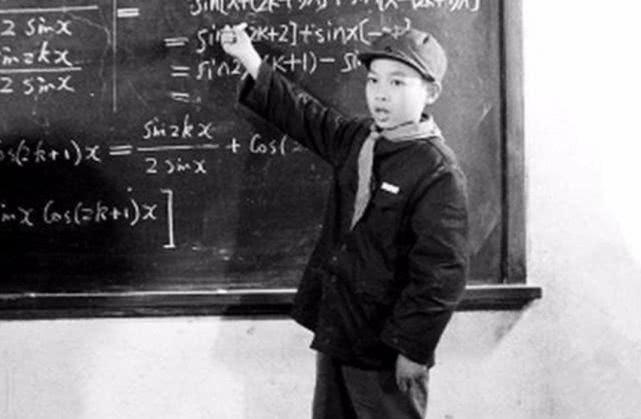 深夜，一位中国留学生双手插兜，走向导师家门。他不过是想讨论论文，却因此被报警驱逐