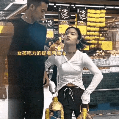 这不合逻辑啊？女子拎起两桶豆油很生气，抱起人高马大的男人却很轻松！不说女人的力气