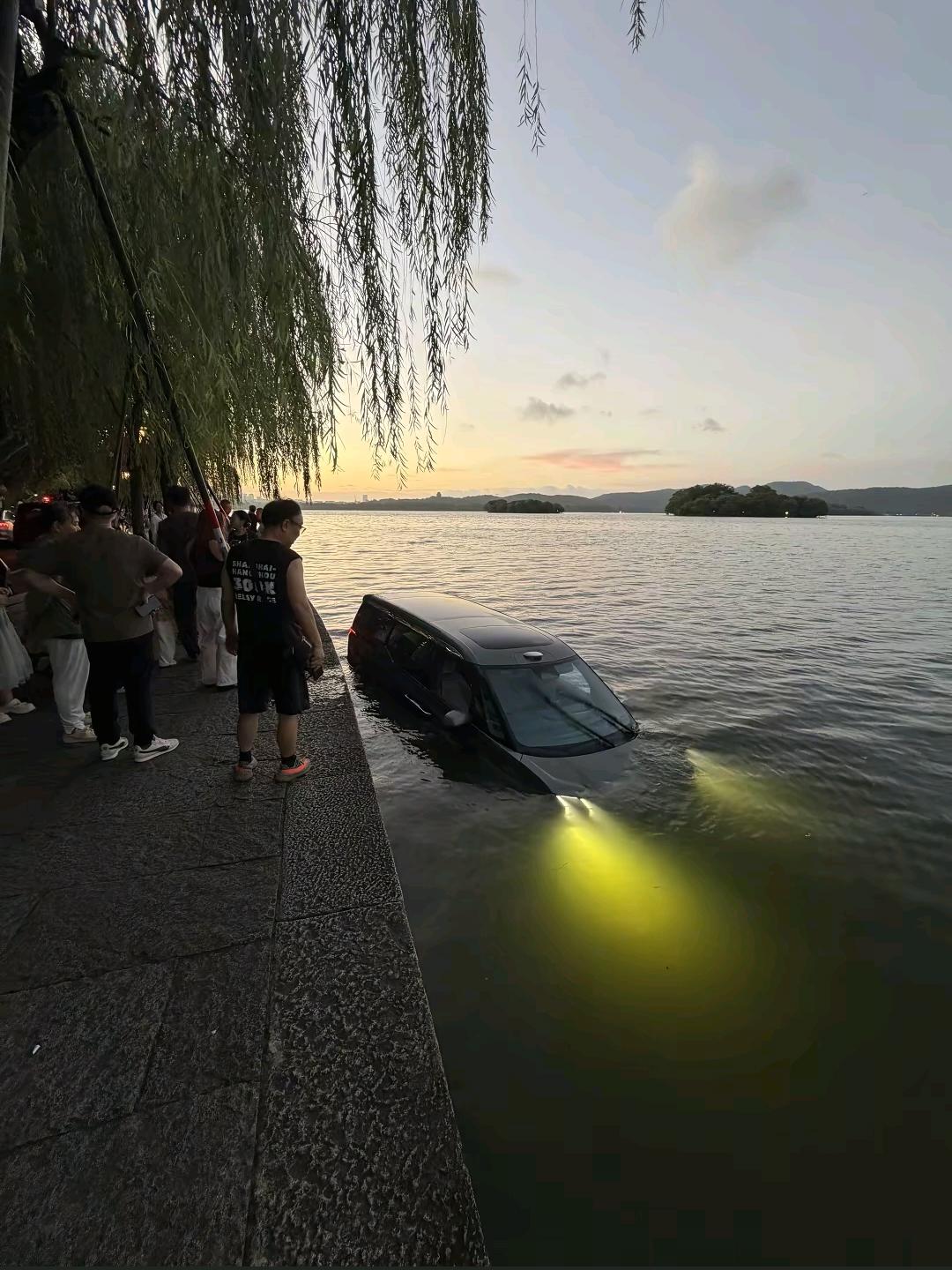 第一次见有人把车停在西湖里！

2026年8月25日清晨5点多，一辆黑色MPV开