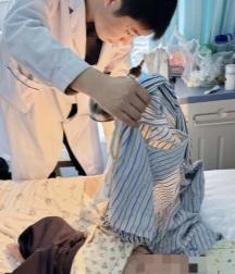 近日，山东省济南市发生一起意外伤害事故。一名母亲怀抱7个月女婴芙芙拆解快递过程中