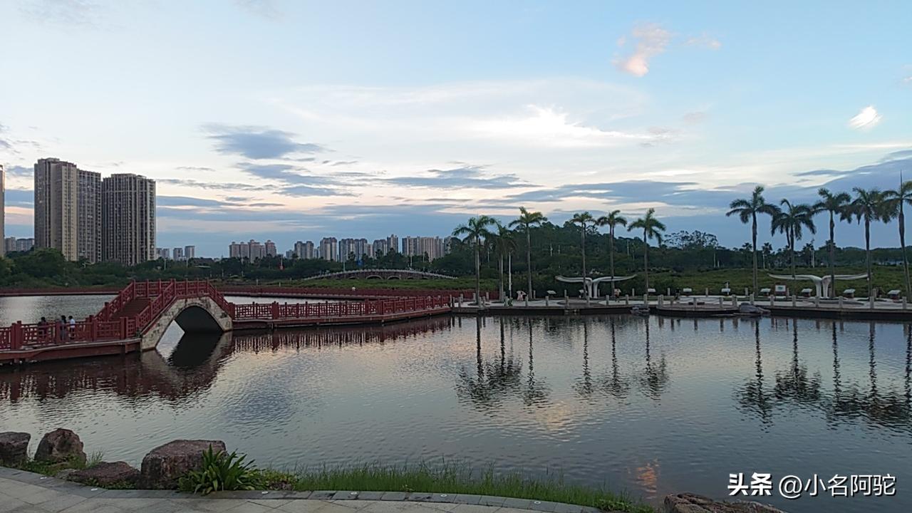 这次来防城港终于不下雨了。
一路阳光明媚，秋日的晴朗写在天空，白云像镶嵌在蓝宝石
