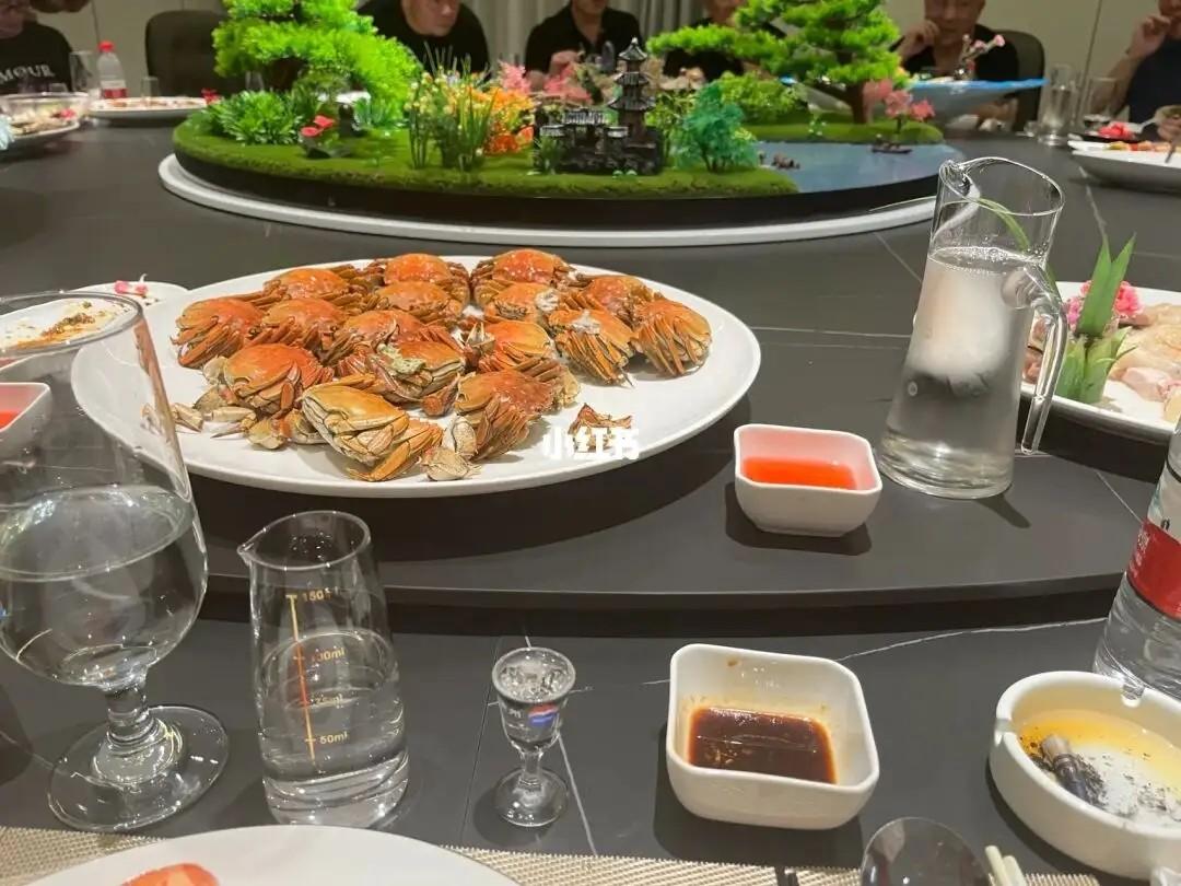 近20年未见的大学同学相约一堂，我作为牵头人，酒店备了3桌，每桌20道菜1箱白酒