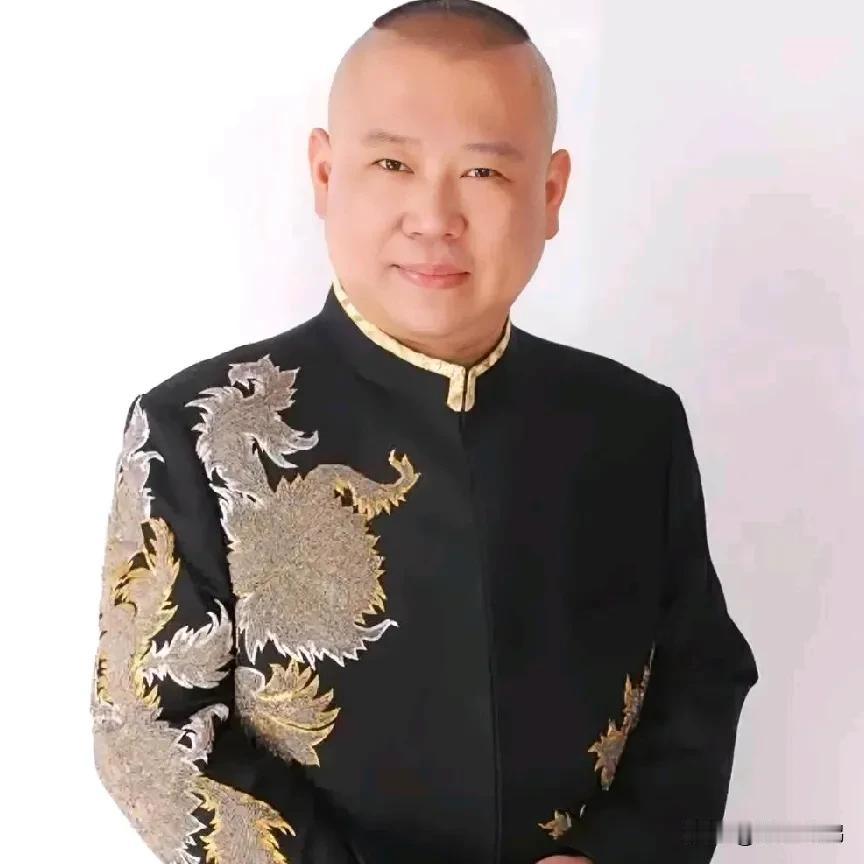 曝德云社摘下杨家父子送的字
    德云社在天津开业时，杨仪带着有病的父亲杨少华