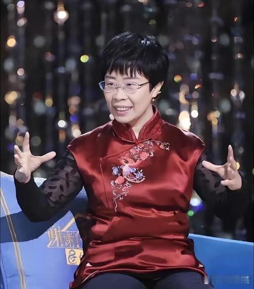 你敢信吗？前阵子还在诗词大会上温温柔柔讲唐诗宋词的蒙曼，就因为聊了几句清朝，直接