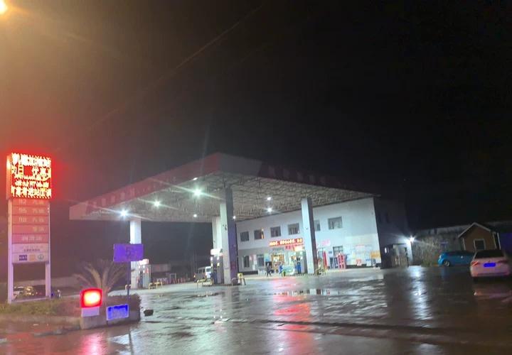 【江口交警全力护航加油高峰 坚守至凌晨保畅通】春季守护行动 
3月24日0时，国