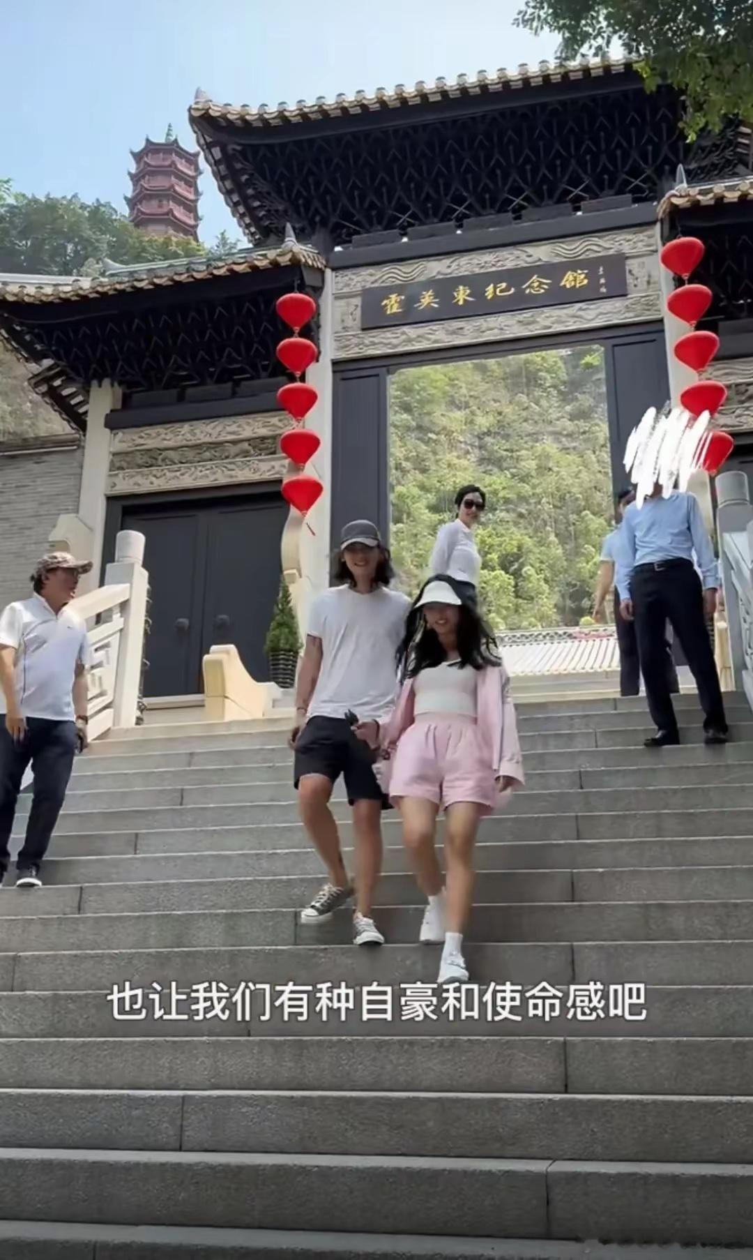 霍英东孙女回老家番禺，穿汉服开心游湖，到南沙参观爷爷的纪念馆 ​​​