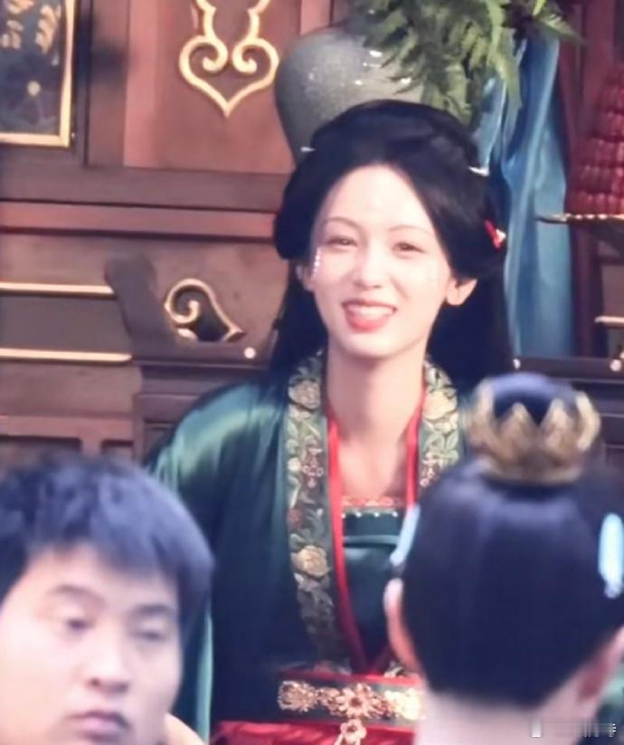 周也戏里戏外反差萌！现实可可爱爱，剧中眼神凌厉。凭借出色演技，轻松驾驭不同角色，