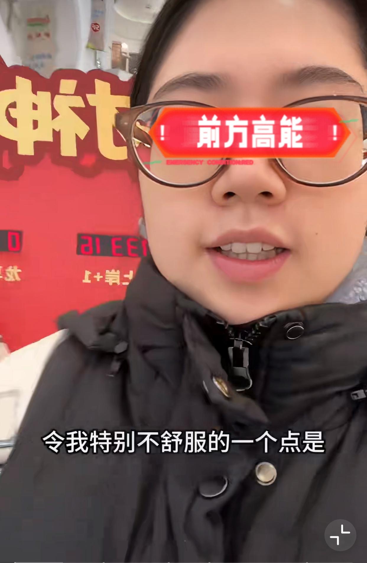 脑回路真是奇葩！
近日，北京东坝的万达商场内，一女子发视频吐槽说，她看到里面的一