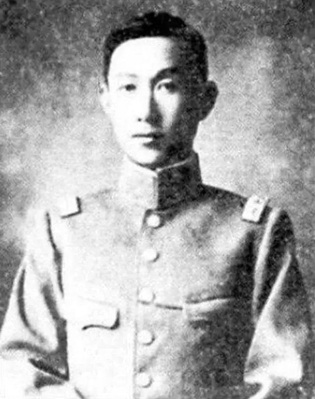 1916年11月8日凌晨，日本福冈，一个34岁的中国男人躺在病床上，喉头溃烂得已
