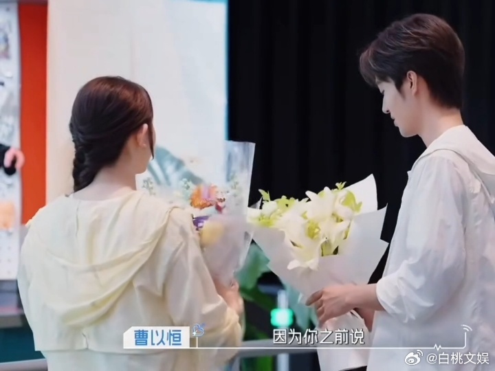 恋综第一次约会双方互买花曹以恒说崔凯怡的手是救人的手心动的信号 曹以恒给崔凯怡买