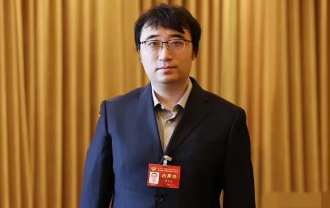 2009 年，清华硕士毕业的李永乐，拿着北大物理与经济双学士、清华电子工程硕士的