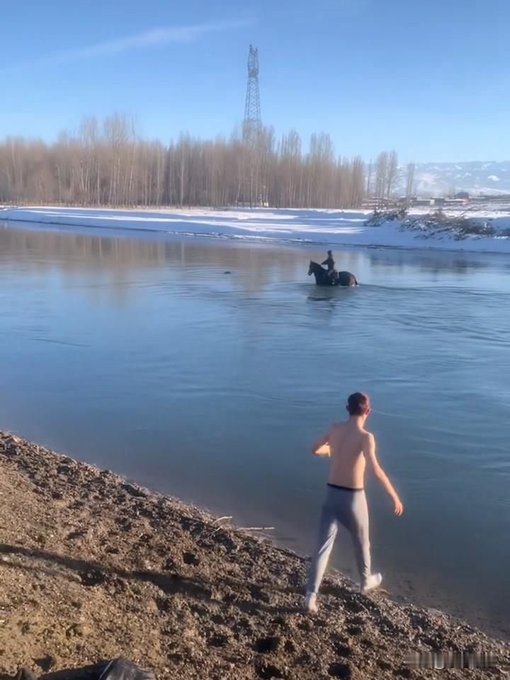 近期：新疆的河边，一位19岁小伙子，名叫艾孜热提艾力·衣沙江的小伙子，看到一女子