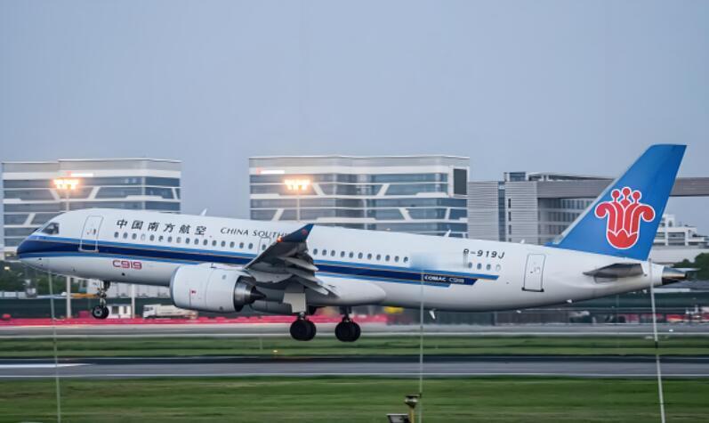 这事儿确实让人揪心。南航湖北分公司一位安全员，在参加公司要求的3公里跑步体测时突