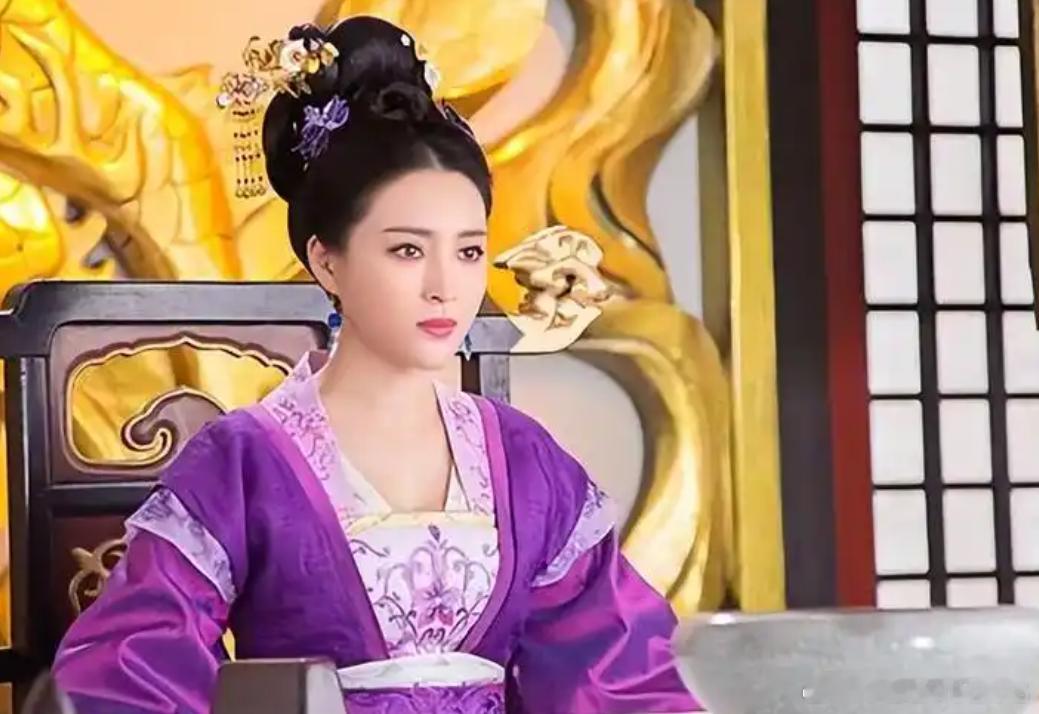 太皇太后高滔滔因小事把朱太妃当场骂哭，邢恕得知后对高滔滔侄子高公绘说：“你们高家