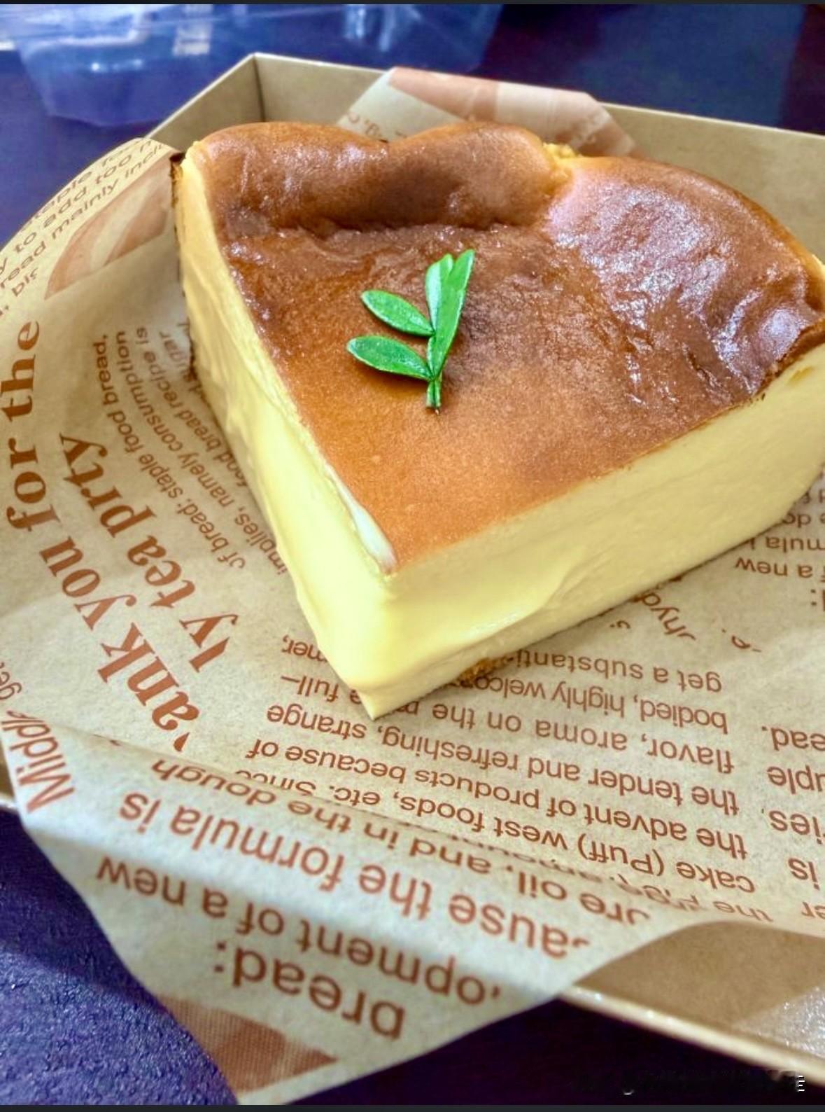 台北人在苏州，昨天吃了芝士蛋糕，今天又买了一盒花生酥糖，为近来有些烦闷的心情提供