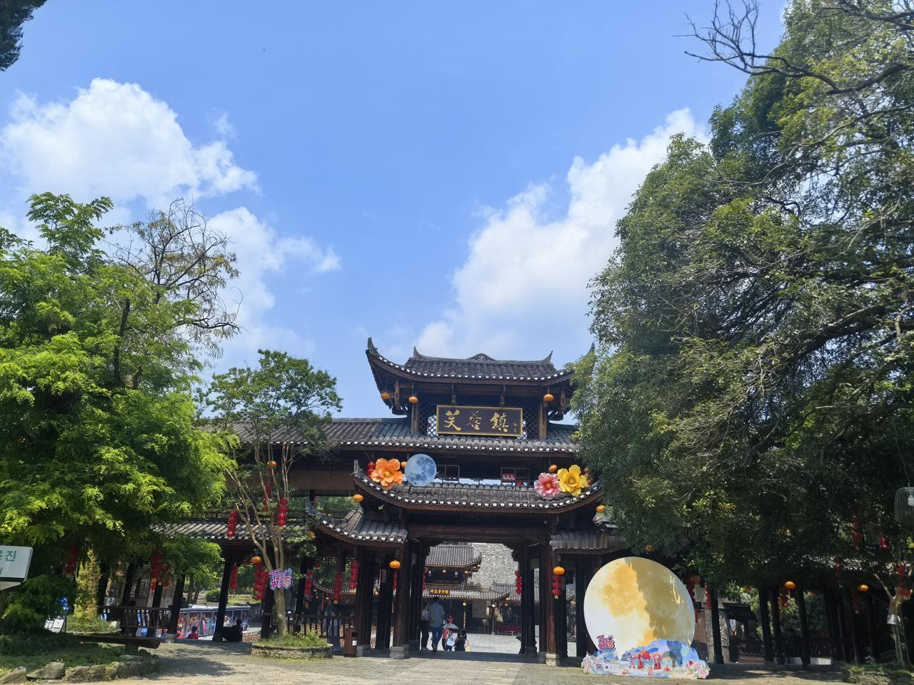 挂在瀑布上的千年古镇——芙蓉镇

芙蓉镇，原名王村，位于湖南省湘西土家族苗族自治
