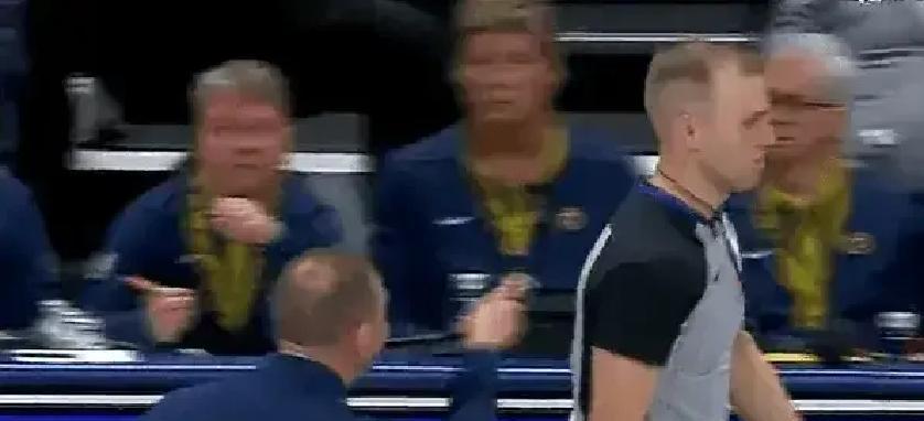 裁判越准，教练越疯。
联盟今年给每个裁判装上实时麦克风，我在技术台听见某位名帅被