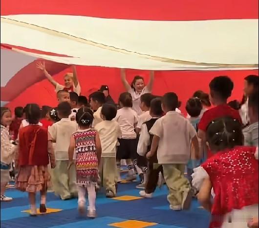 6月7日，吴克群带着满满的心意来到新彊一所乡村幼儿园，不仅为孩子们捐建了崭新的操