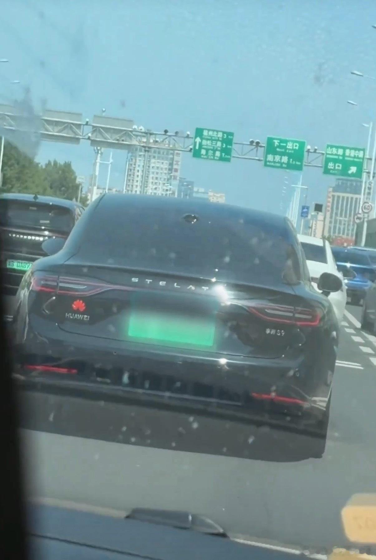 华为黑子的可恨之处！前有对着门店敬礼，后又对着路上的车敬礼，这么做的目的是什么？