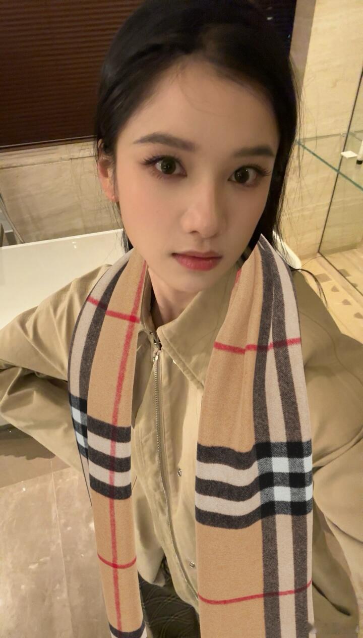 张婧仪的围巾像P的 张婧仪晒戴围巾美照，咋感觉p1?像是p上去的呢？宝宝要注意保