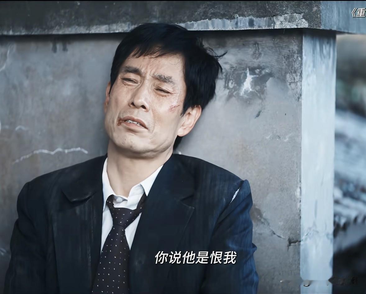 从《人世间》里才华横溢的作家
到《重器》里法学高材生
成泰燊从不演俗人
把学者风