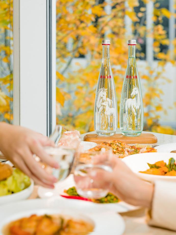 请查收马年第一份走心祝福马年贺岁动画也太戳心了！原野群马的画面满是东方美学，悠扬