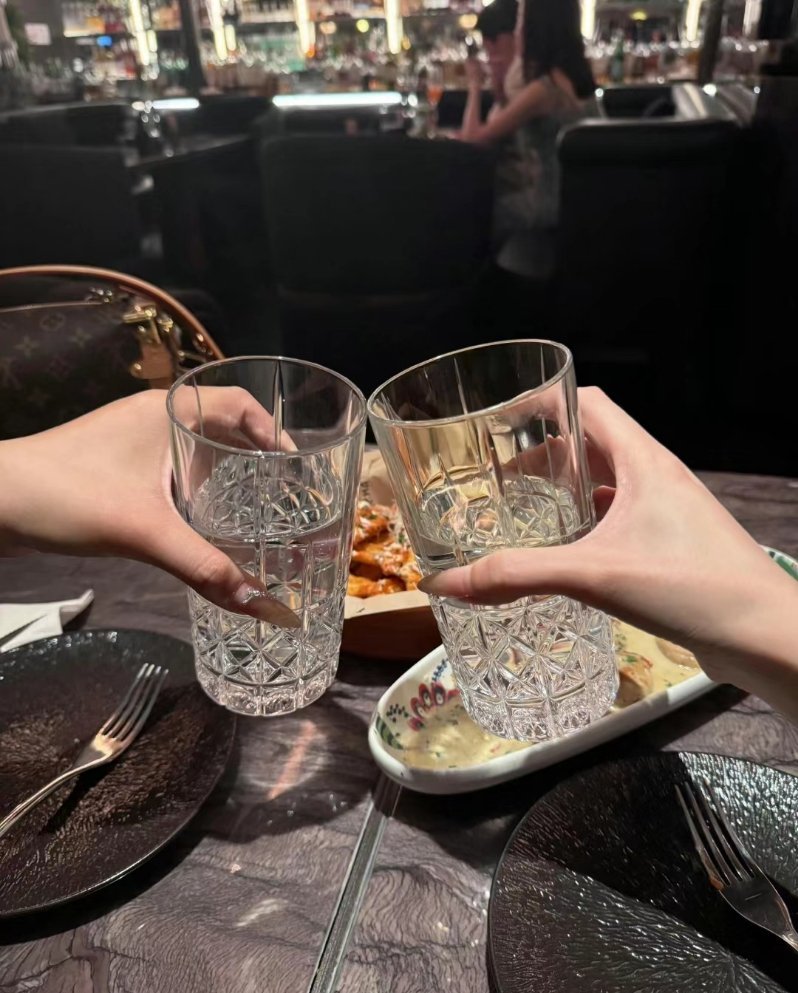 下次见面我们就要穿外套了 骗你的 我们不会再见了 . ​​​