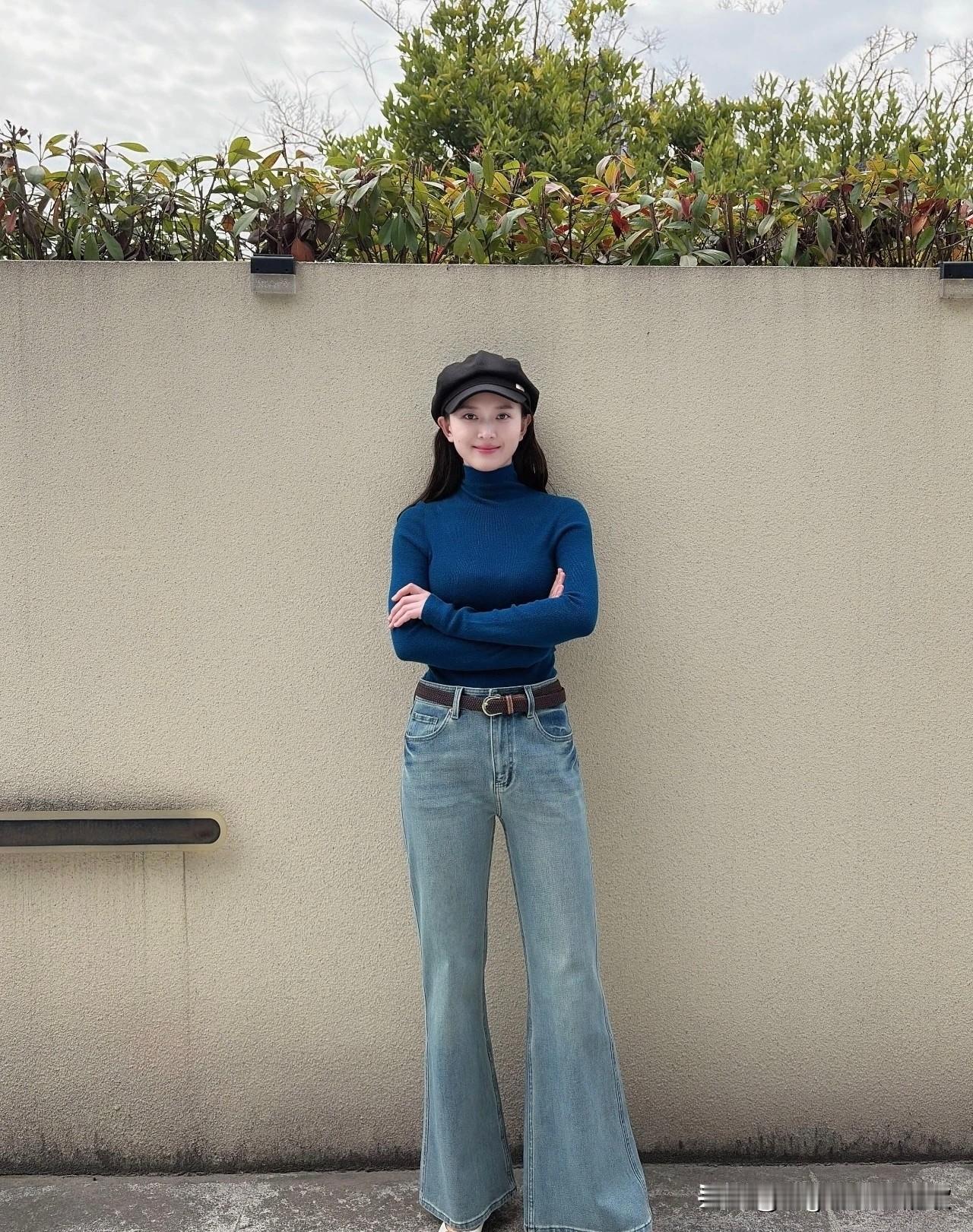 你有哪些街拍，特别惊艳牛仔裤穿搭风格系列，在街边展示魅力，大爱牛仔裤街拍女生穿搭