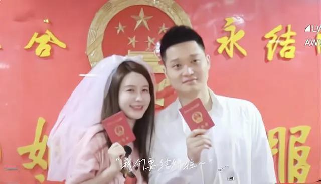网红张大奕，被骂上热搜！

7月24日，知名网红张大奕突然登上热搜，引发网友热议