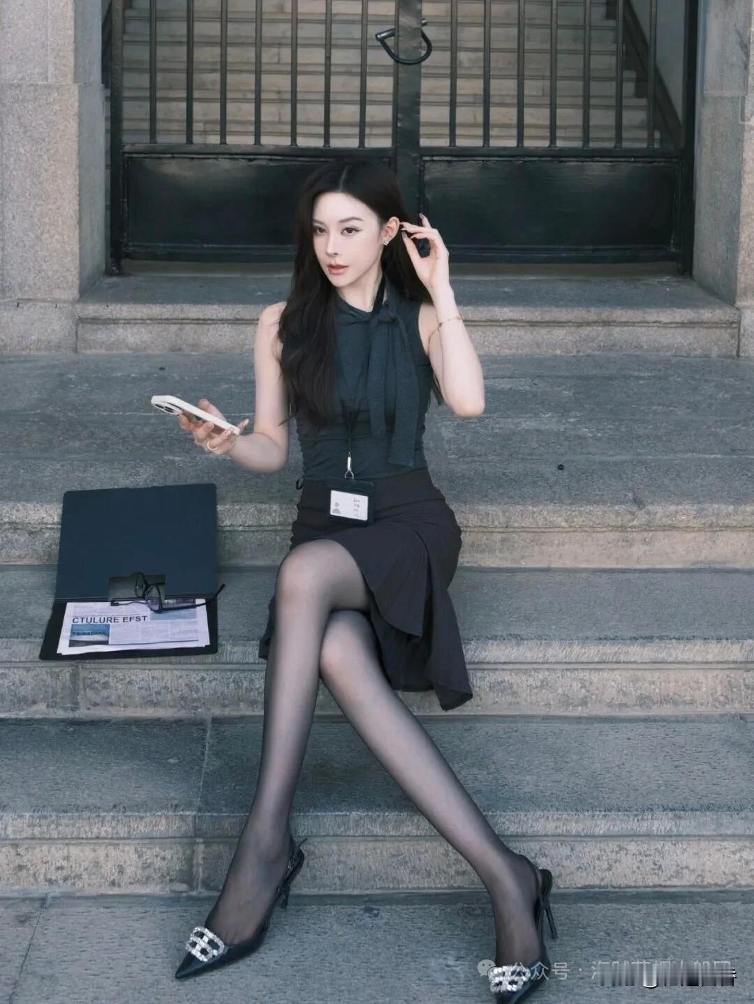 优雅职场风，黑色连衣裙搭配高跟鞋，自信满满！👠💄