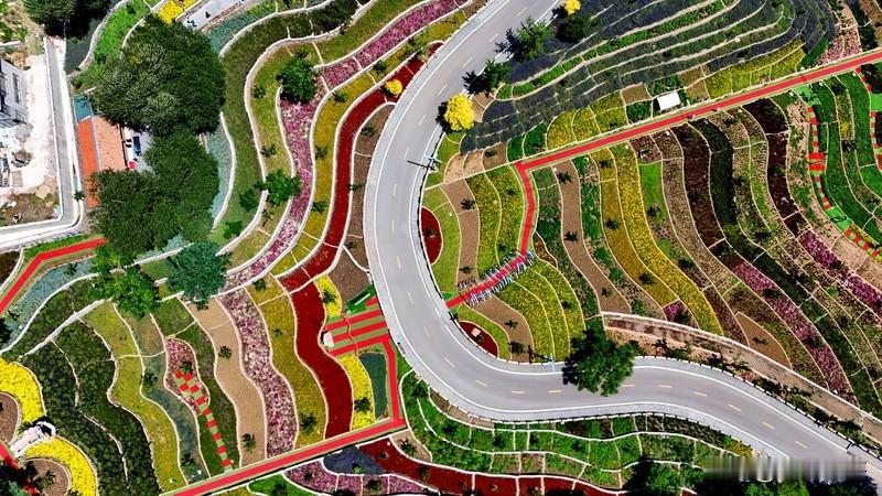 老家的田地风景，那简直是大自然绘就的绝美画卷。就像山西阳城县护驾村，春耕时从高空